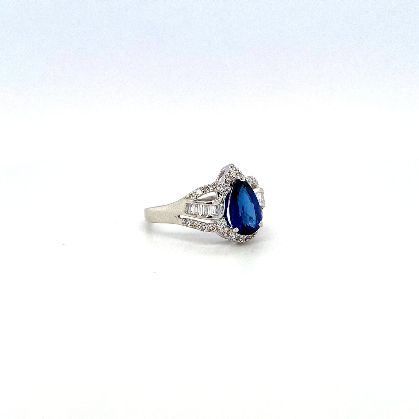 Sapphire and Diamond Ring in 18K White Gold - KGR 16559-1